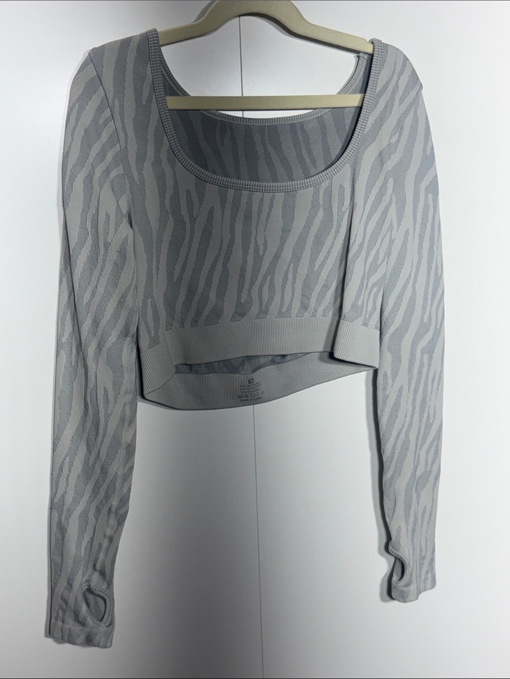 Women’s Light Gray Zebra-Print Long Sleeve Crop Top